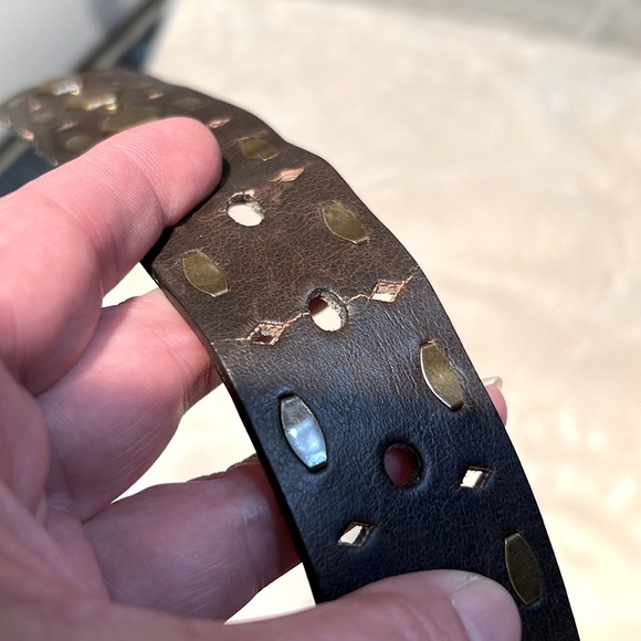 JESS SIMPSON👖 VTG FAUX BROWN LEATHER BELT W/RIVET ACCENTS Women’s 45” Fit37”-41” - Picture 11 of 12